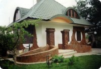 фасад здания отделаный природным камнем